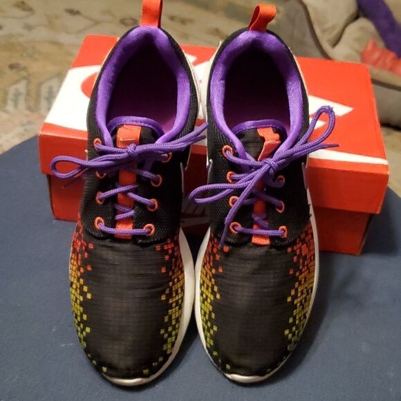 Nike Roshe One Print GS 677784-003 Black White Multi color Hyper Violet Volt Red - Picture 2 of 8